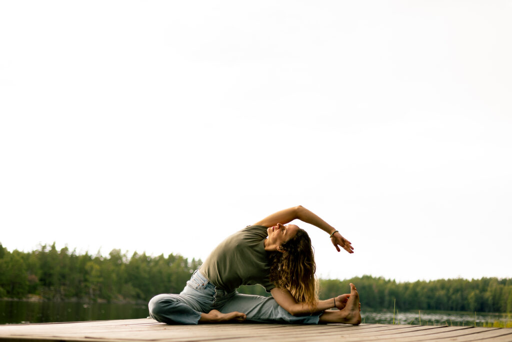 Portrait de professeure de yoga en séance à Lyon